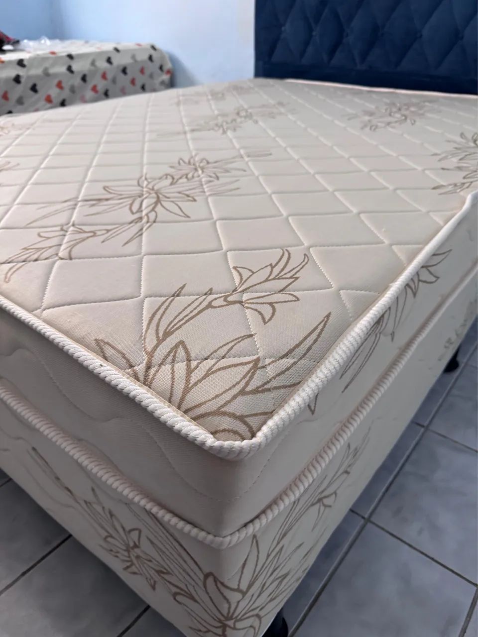 Cama box casal + 2 travesseiros de brinde 