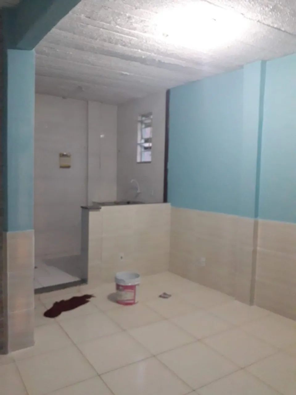 ALUGA-SE QUITINETE EM SEPETIBA. 