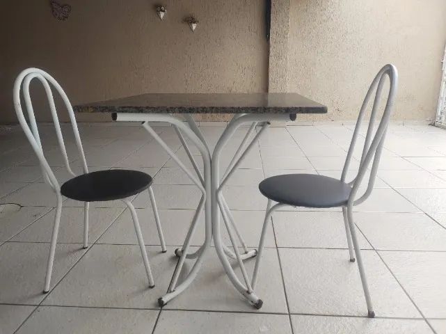 Mesa quadrada tampo de granito 70x70 com 2 cadeiras  - Foto 3