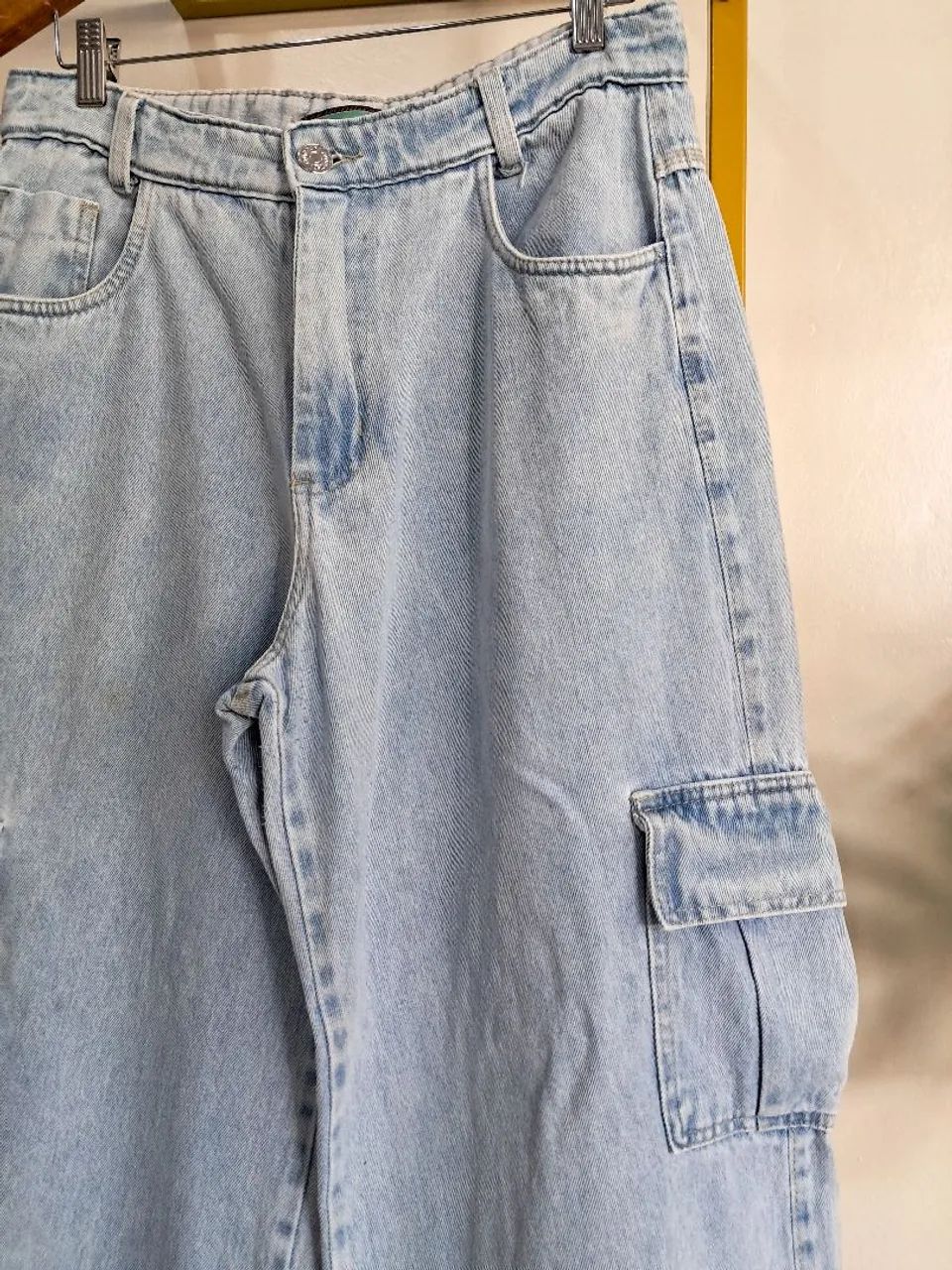 Calça jeans Wide Leg Cargo, lavagem clara  - Foto 3