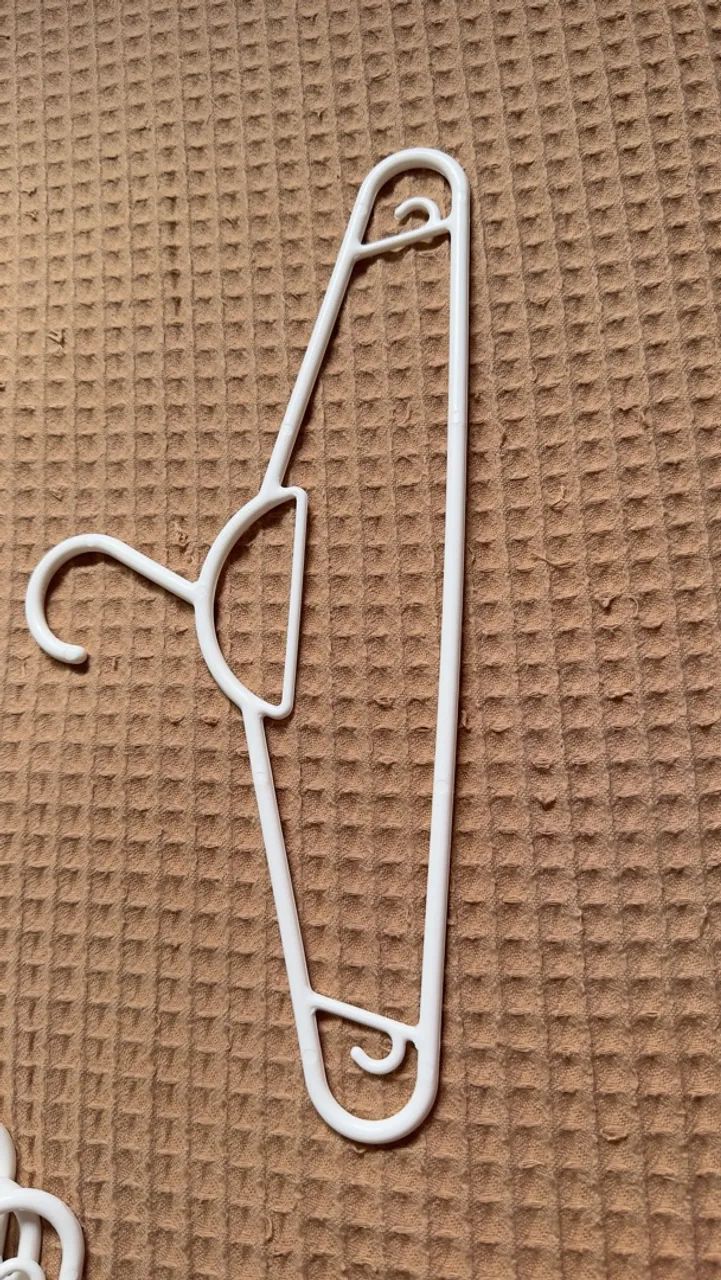 Kit 16 Cabides plástico branco - Foto 3