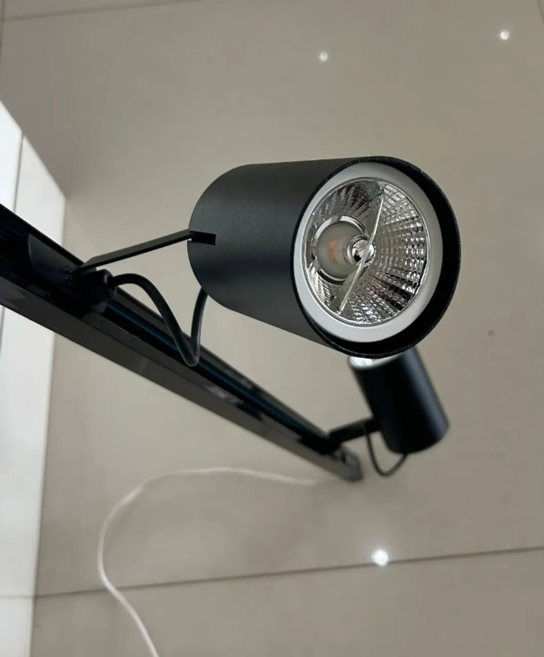 Trilho de Iluminação 2m com 4 Spots Direcionáveis - Luz Quente/Amarela - Foto 5