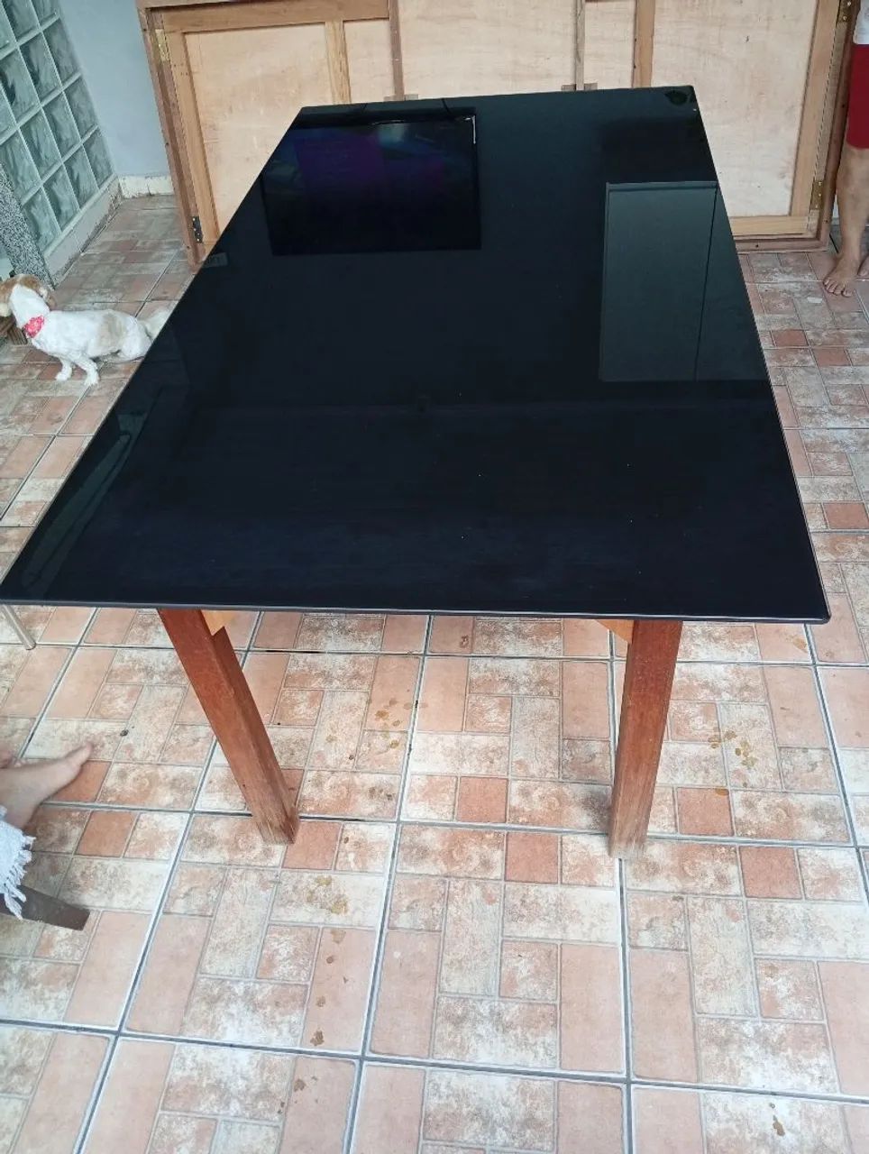 Mesa de vidro com Base de madeira 