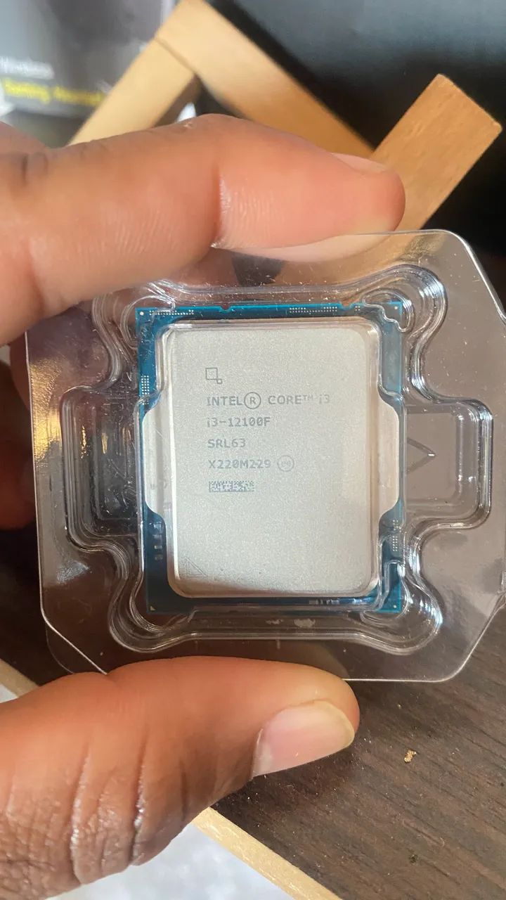 Vende - se CPU i3 12100F 