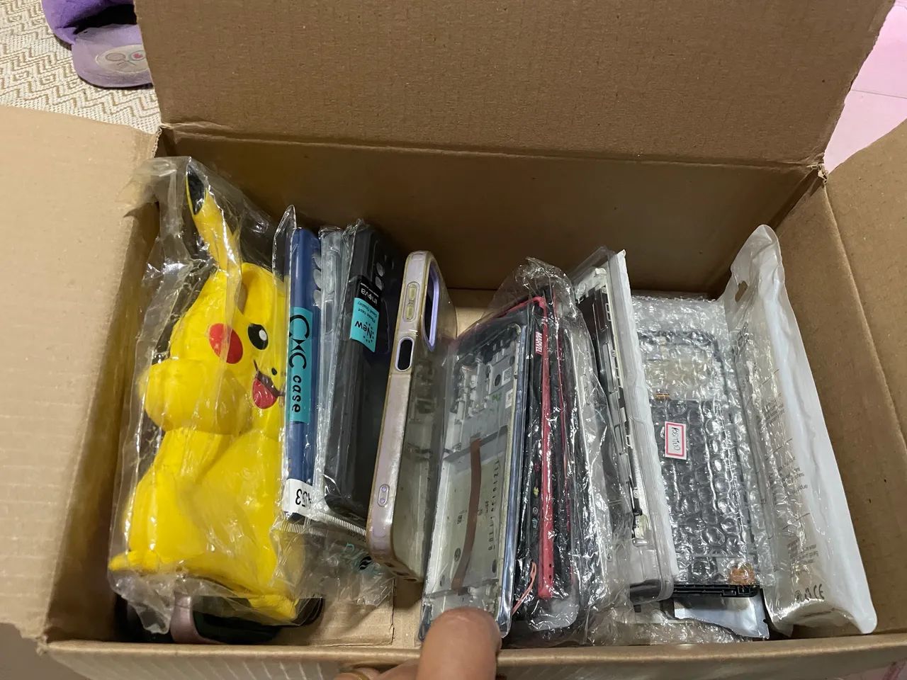 Lote de componentes eletrônicos e peças diversas e capas para celular - Foto 2