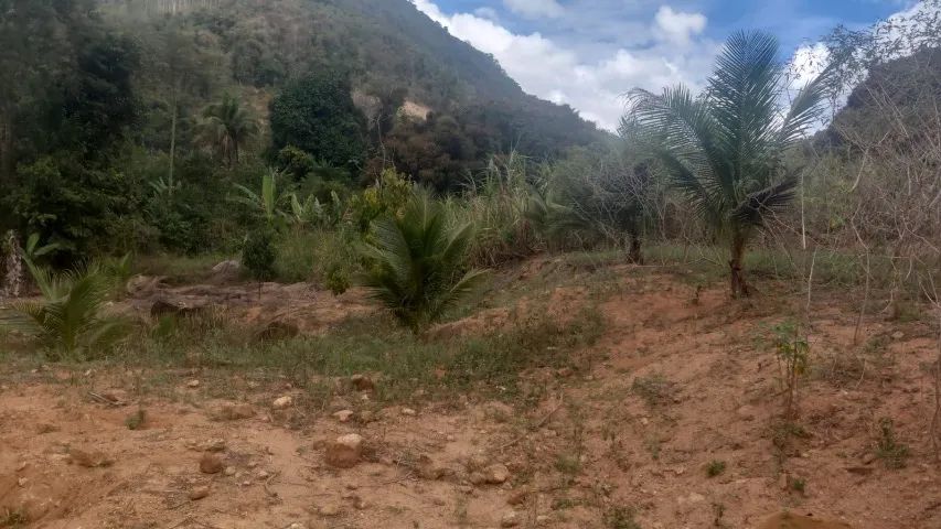 Terreno  04 mil mt  02 nascentes  04 platô 