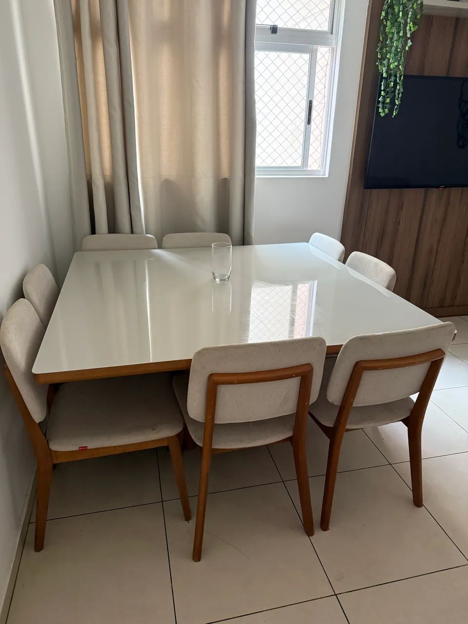 Mesa com 8 cadeiras 