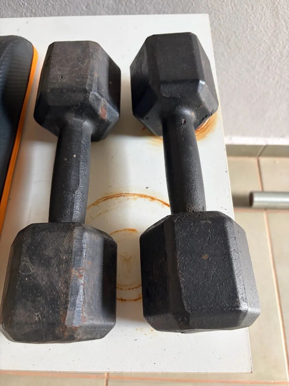 Halteres e kettlebell