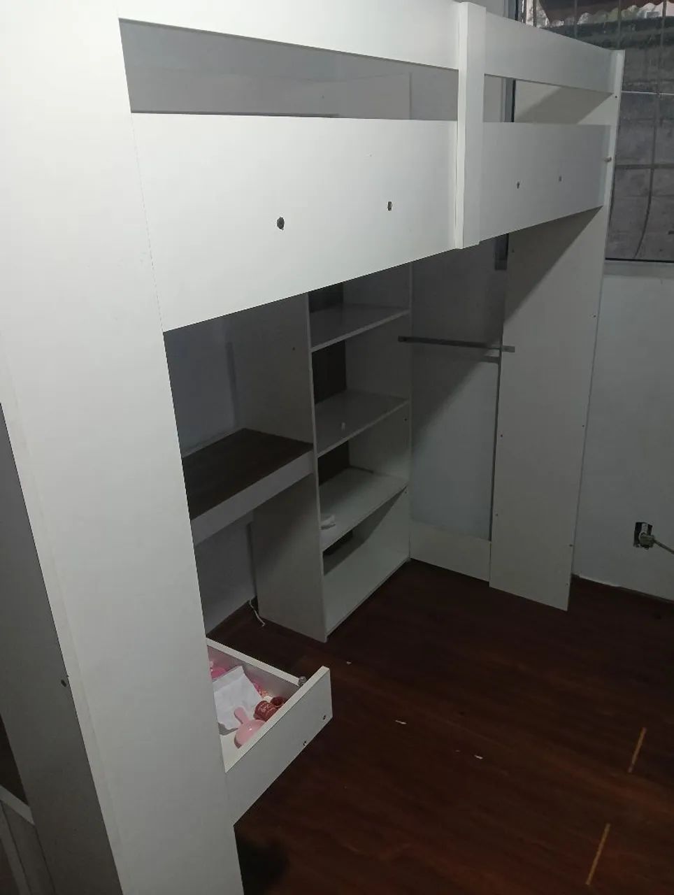 Cama de solteiro alta com escrivaninha