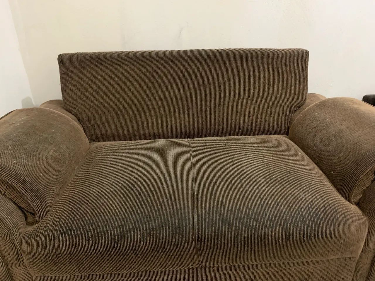 Sofá Vintage 2 Lugares com Molas + 5 Almofadas (Veludo Cotelê Marrom) - Foto 2