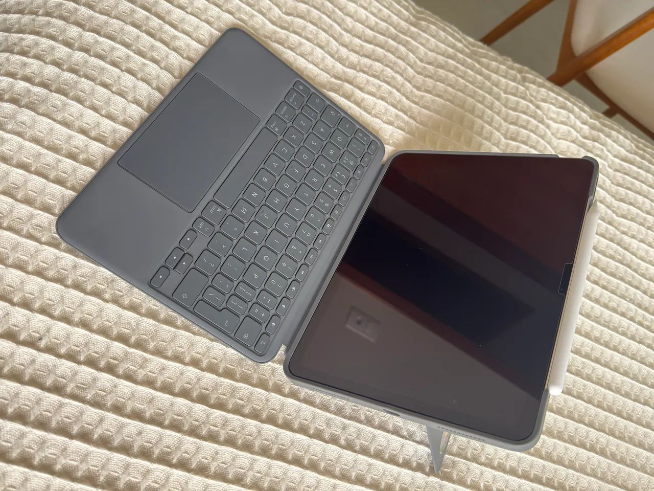  iPad Air 11 M2 128GB + Pencil Pro + Logitech Combo Touch | Impecável