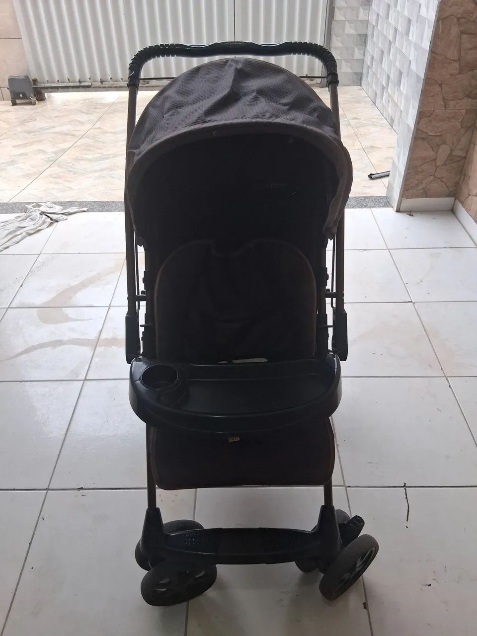 Vende-se um carrinho de bebê reversível 