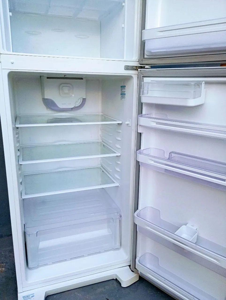 Geladeira Electrolux funcionando perfeitamente vem conservada FROST FREE  - Foto 2