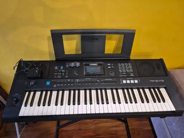 Teclado Yamaha PSR-E473 com capa, suporte e pedal