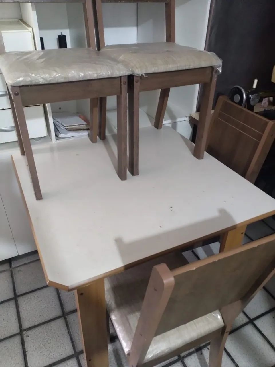 Mesa com 4 cadeiras em perfeito estado 