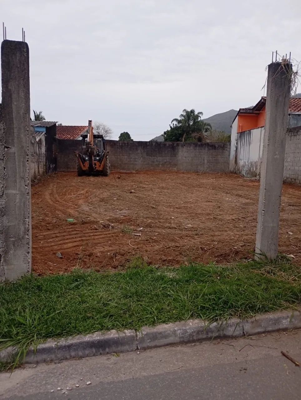 Terreno parcialmente murado e aterrado 