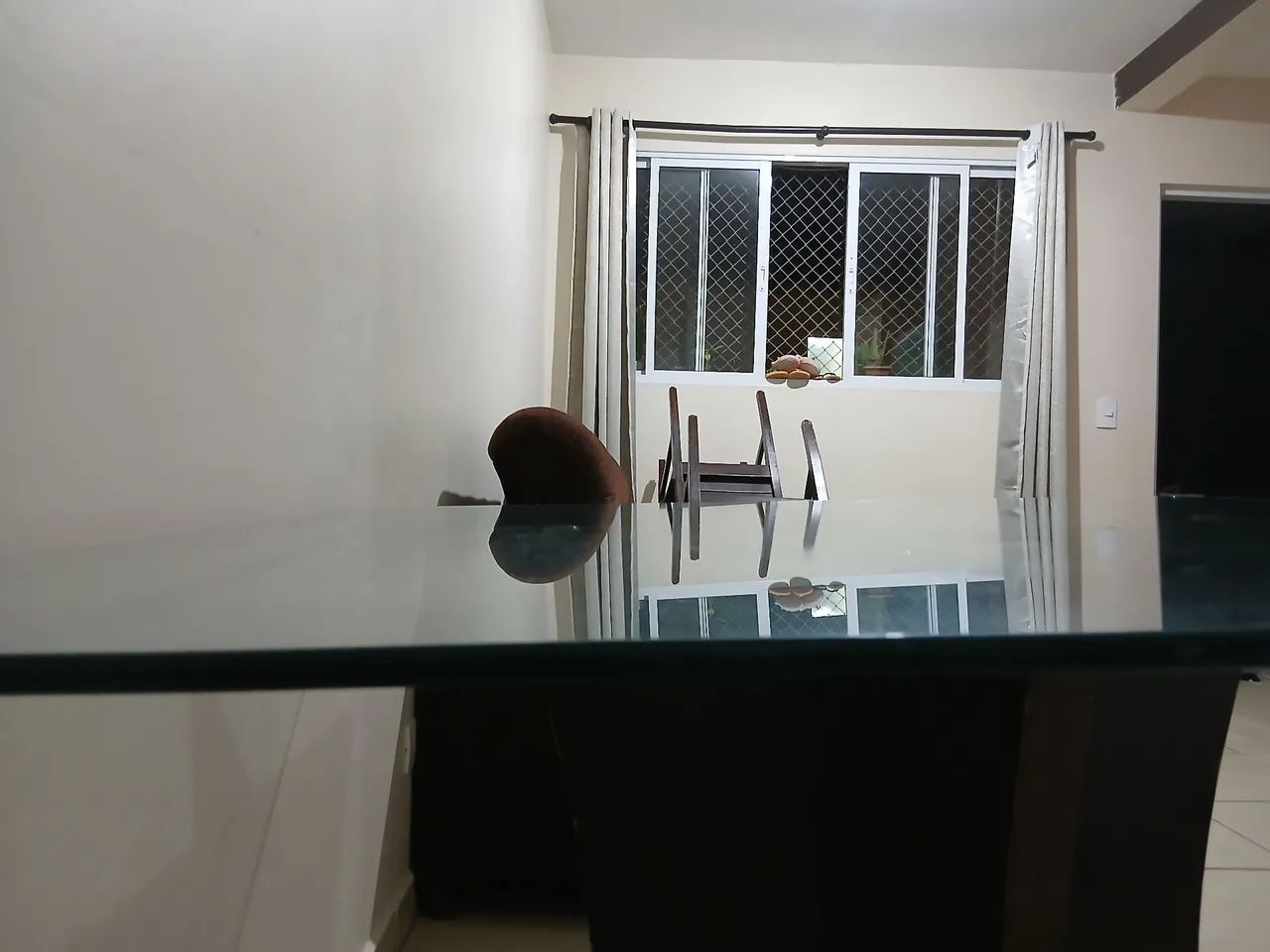 Vendo mesa de vidro com 4 cadeira  - Foto 4