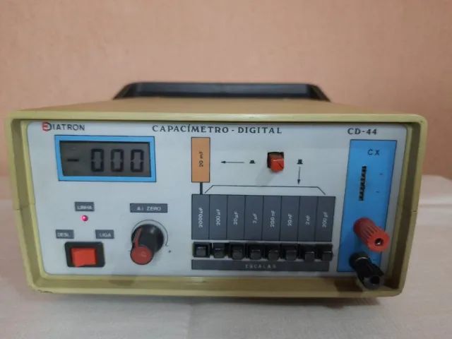 Capacímetro digital