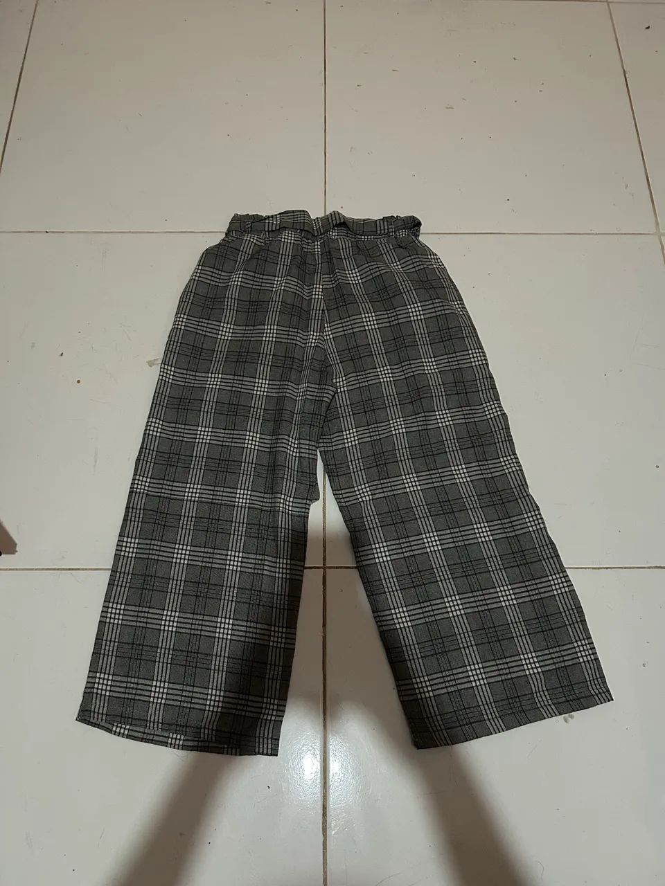 Calça de alfaiataria xadrez com cinto - Foto 4