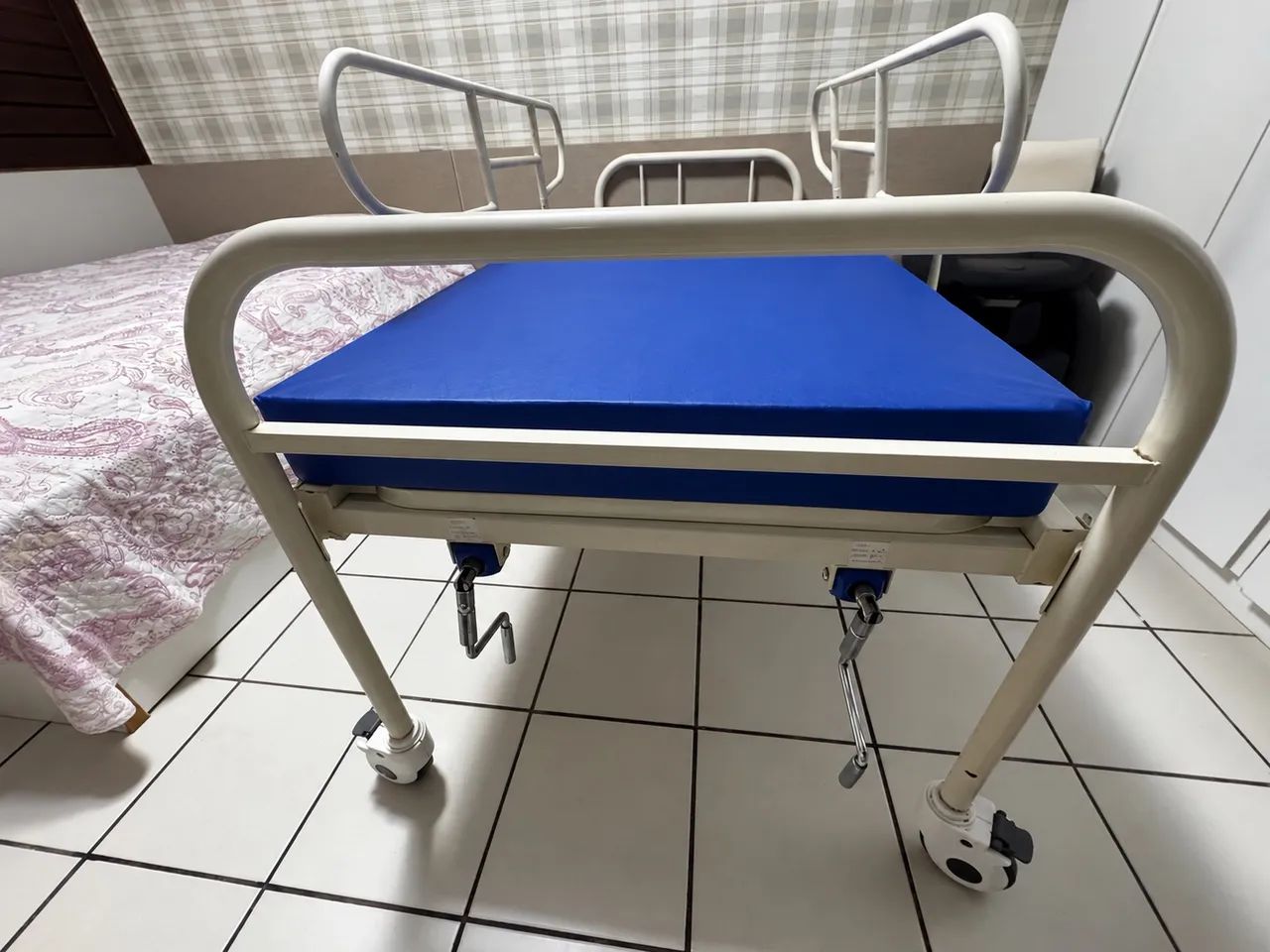 Cama Hospitalar com colchão + grades  - Foto 2