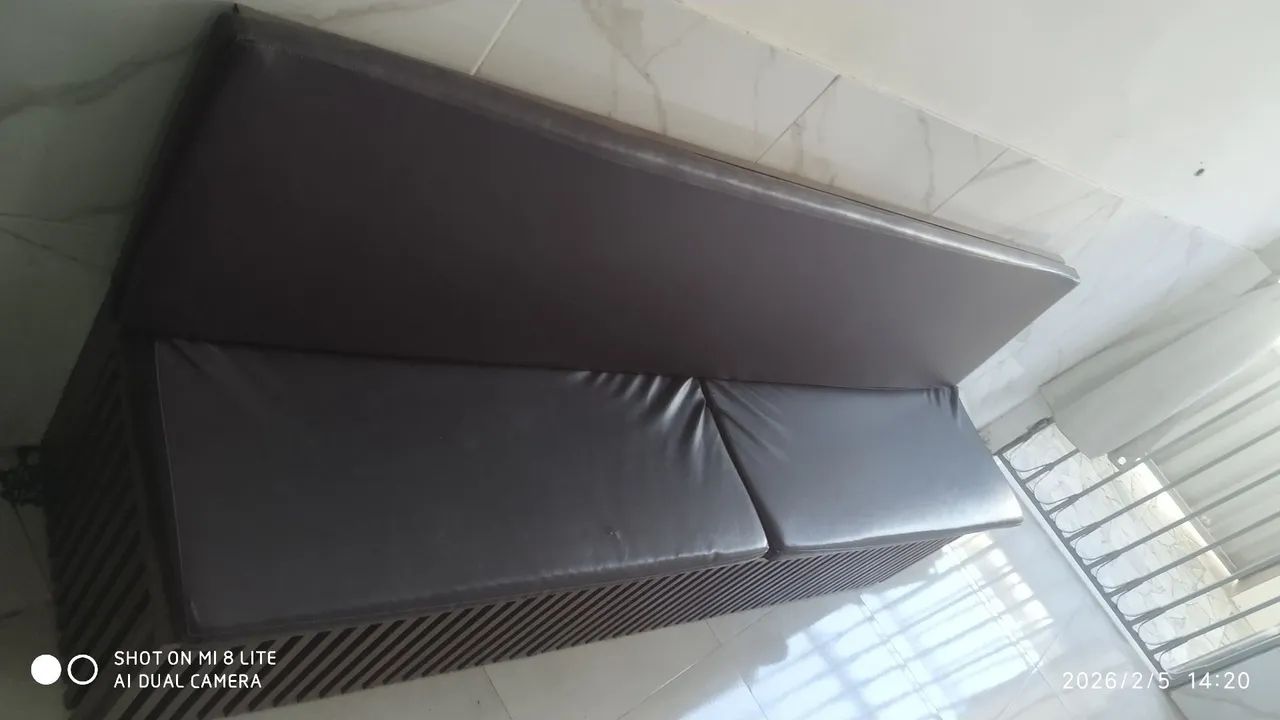 Sofá bau de madeira 