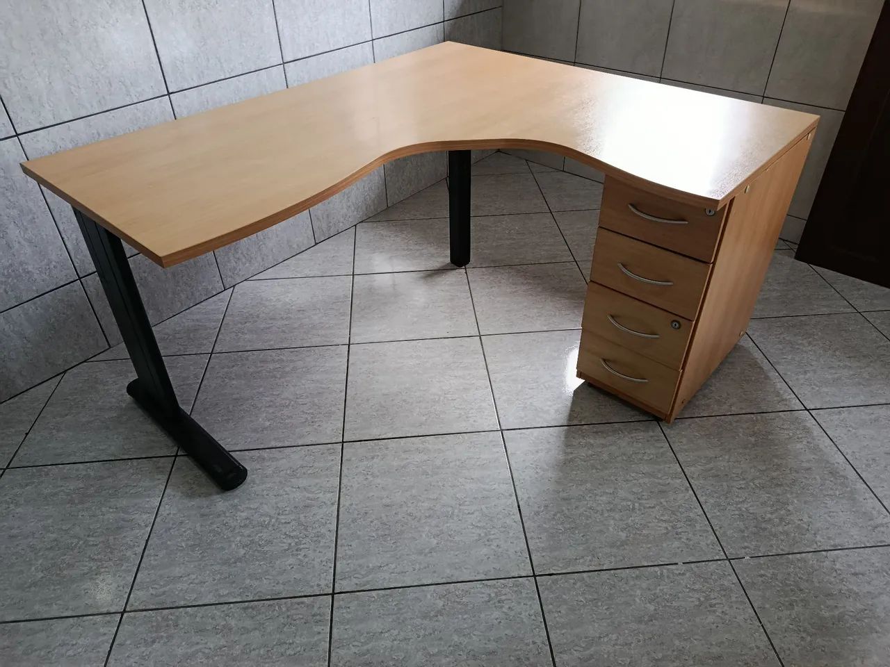 Mesa escritório semi-nova ?