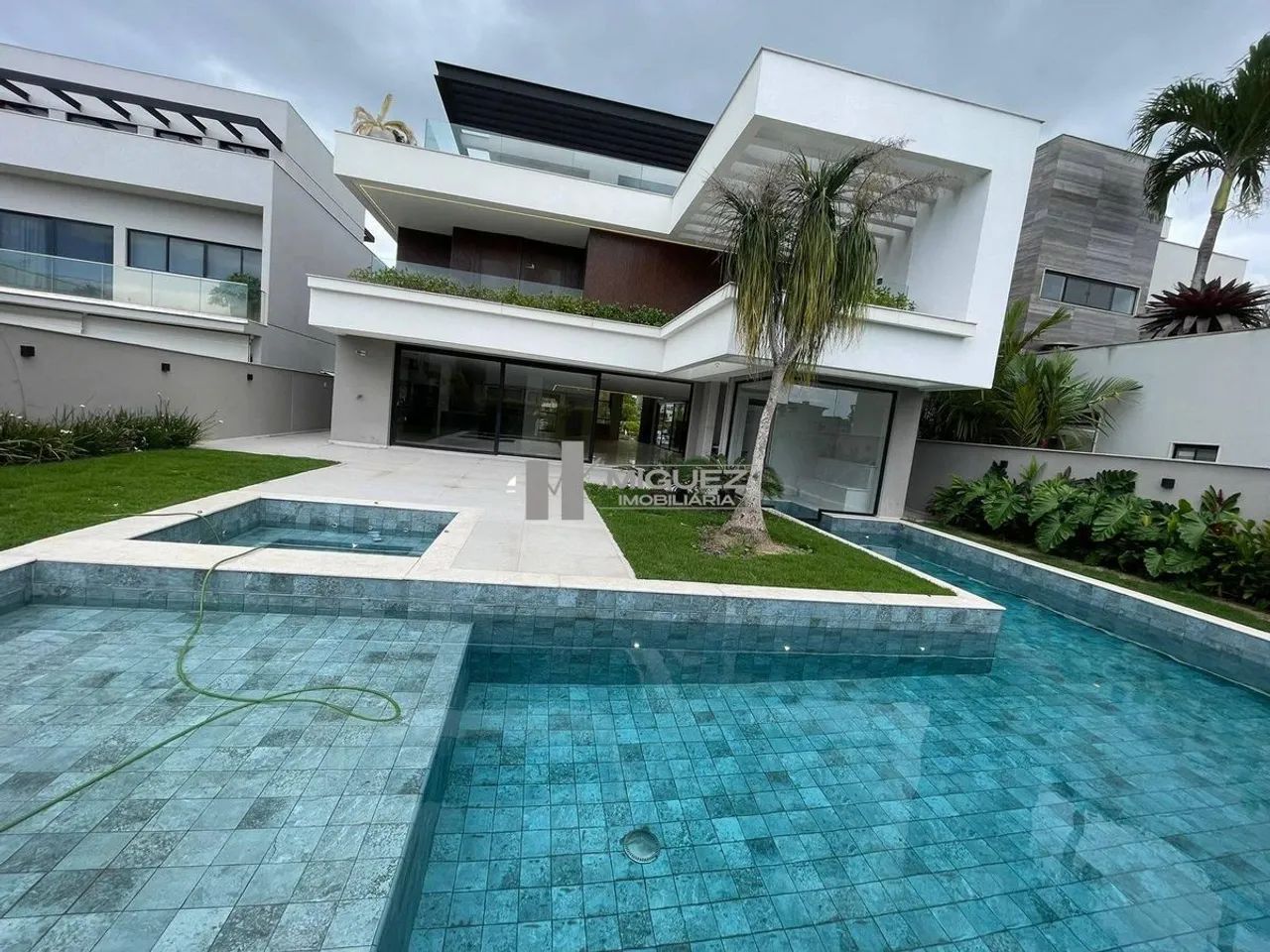 Casa TRIPLEX a venda no Condomínio ALPHAVILLE de Alto Padrão e sofisticação com 5 suítes e - Foto 5