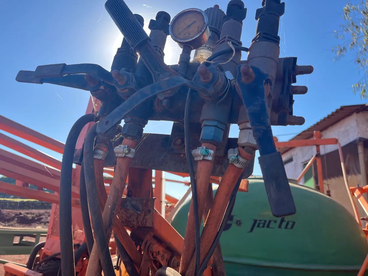 Pulverizador Jacto Columbia Cross 2.000 L com 32 metros de barra