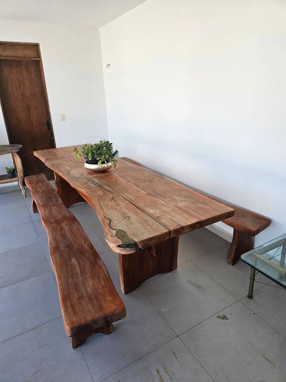 Mesa de madeira com 2 bancos laterais de 3 metroa - Foto 2