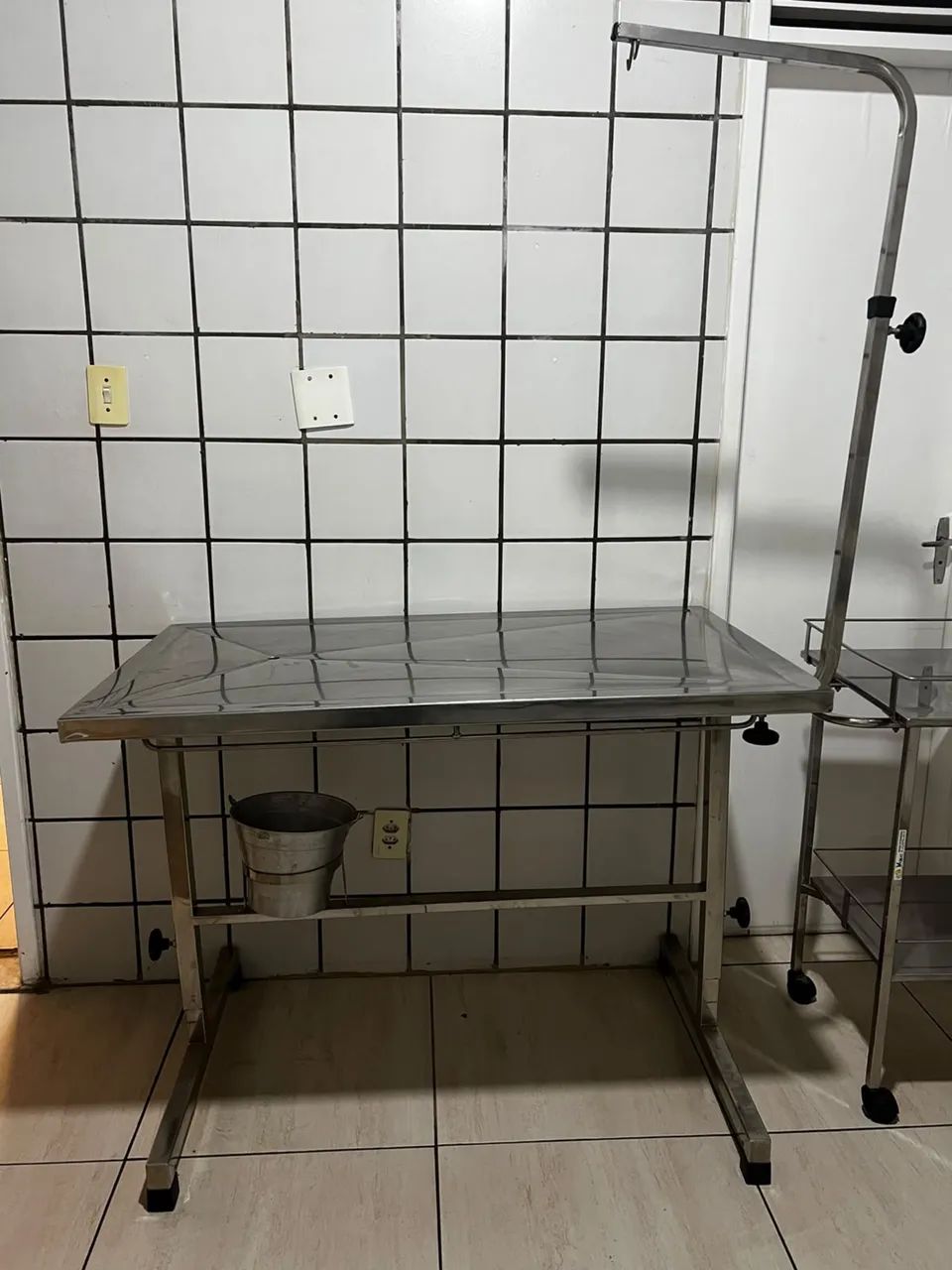VENDO MESA CIRÚRGICA E CARRINHO AUXILIAR - Foto 3