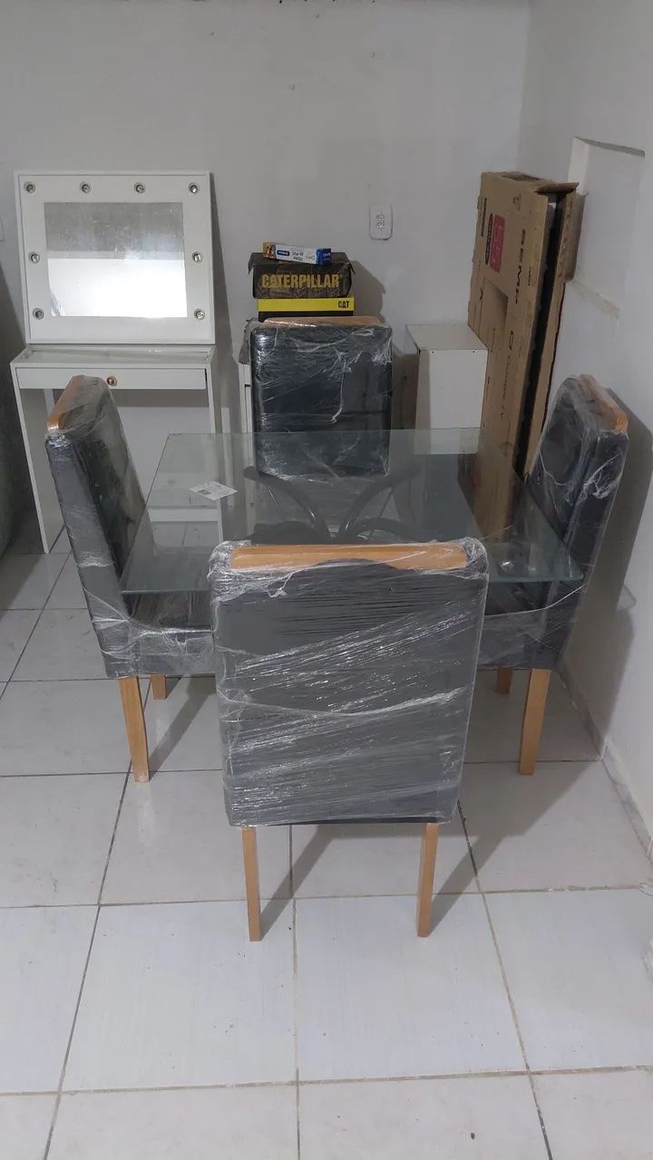 mesa outlet com 4 cadeiras novas - Foto 2