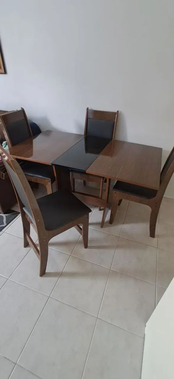 Vendo mesa de jantar com 4 cadeiras 