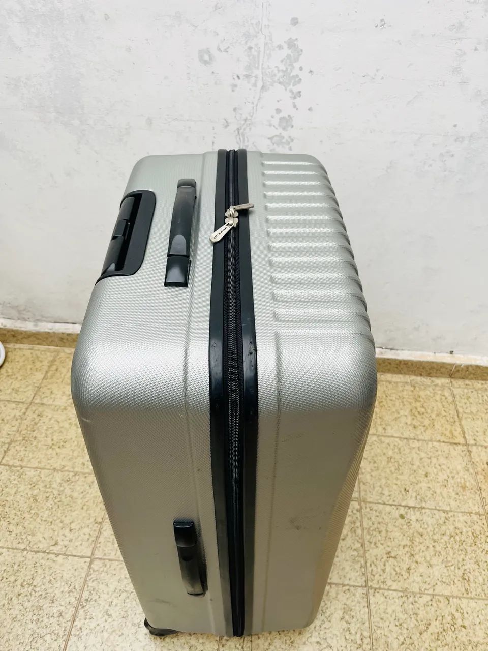 Mala metalizada com rodinhas revestimento interno. 