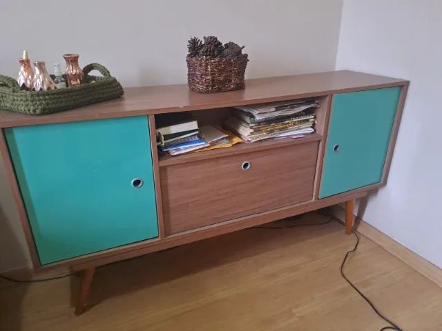 Rack retrô na cor madeira com portas em turquesa