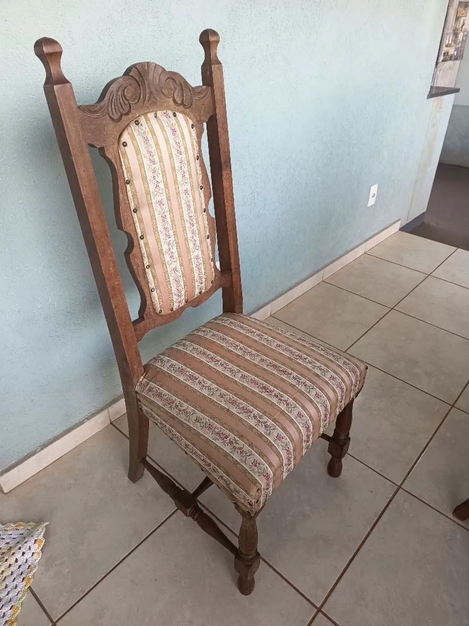 Mesa de madeira com 6 cadeiras  - Foto 4