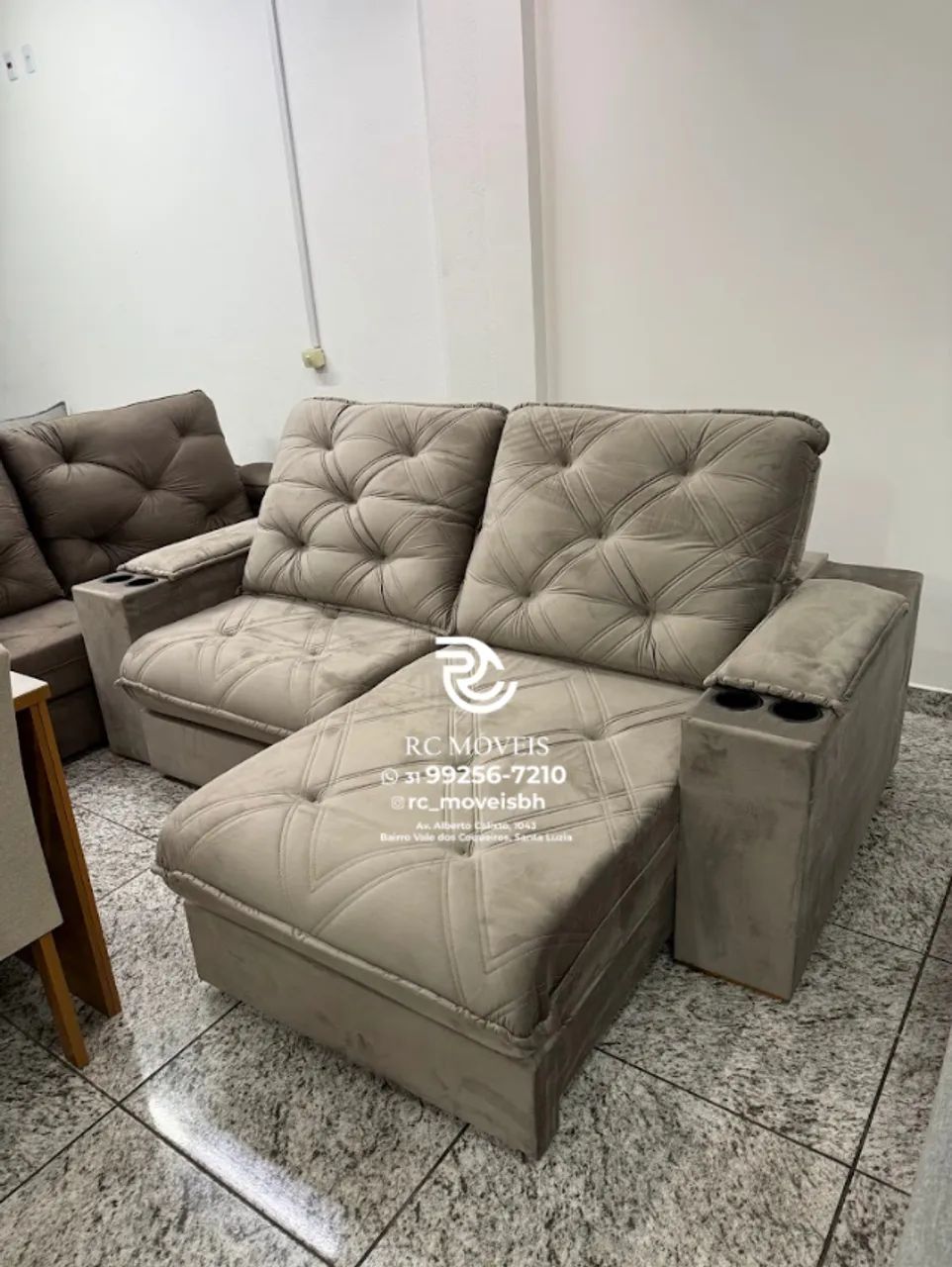 Sofá Retrátil com Porta Copos 25cm Pillow D33 Molas Reclinável