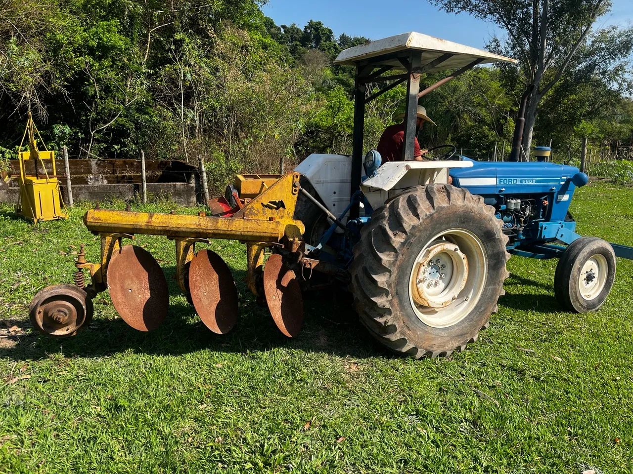 Trator Ford 6600 com arado - Foto 3