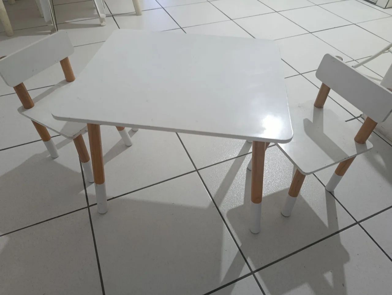 Mesa e cadeiras em madeira infantil - Foto 2