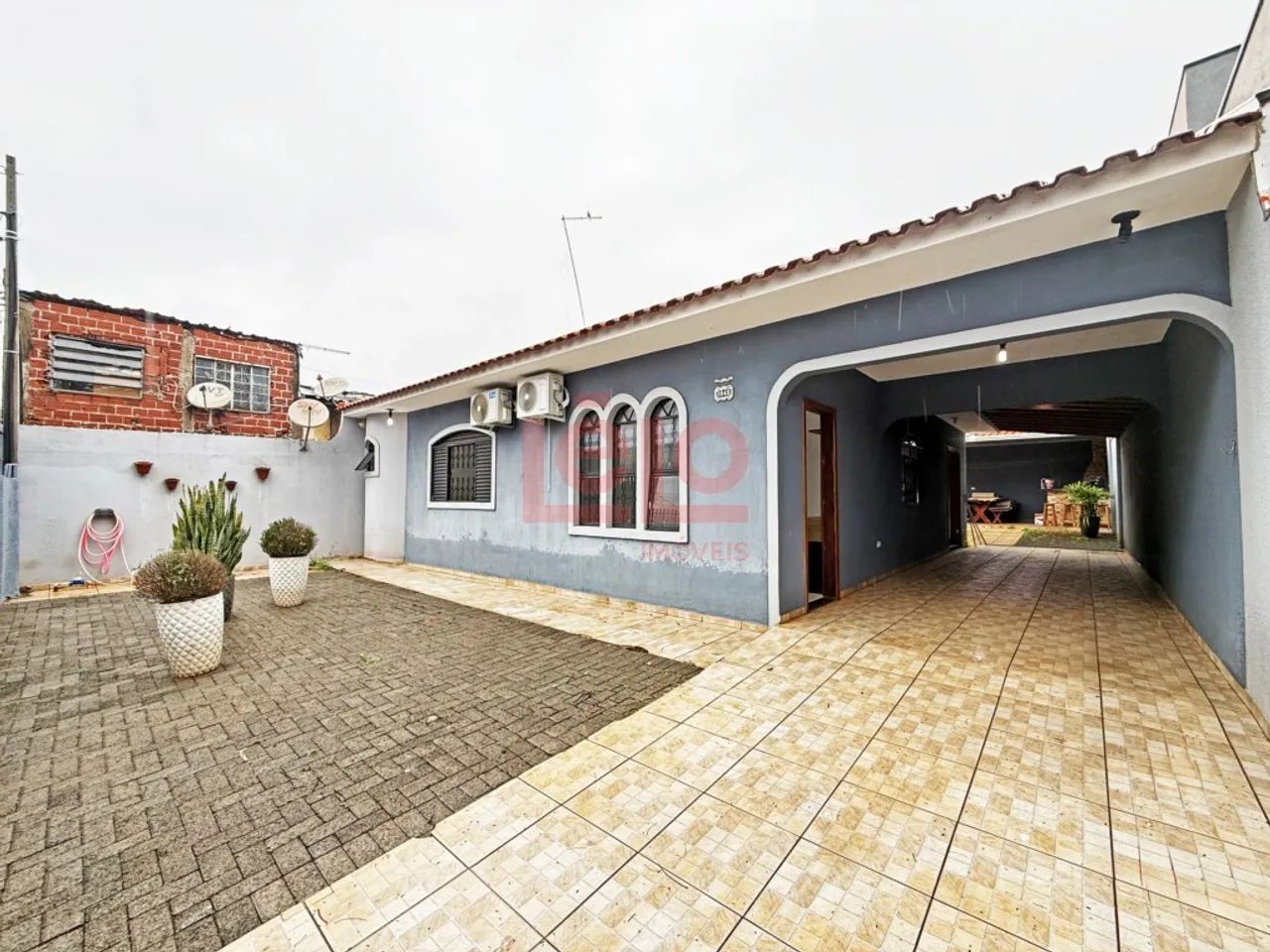 Casa de 3 quartos para alugar em Maringá com suíte, energia solar, edícula e 4 vagas - Foto 2