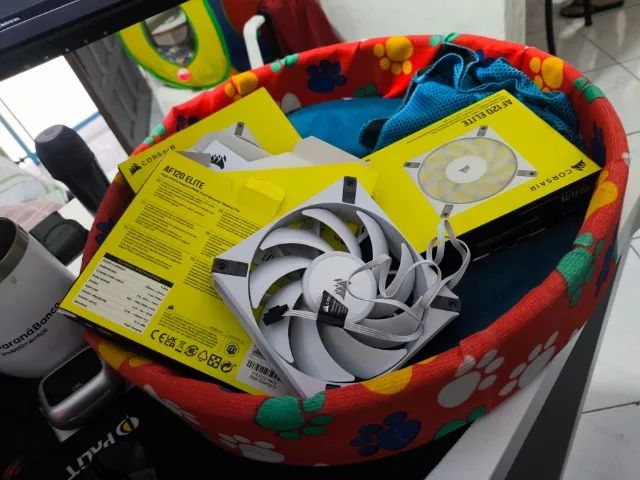 Kit com 3 Ventoinhas Corsair AF120 Elite Branco - Foto 3