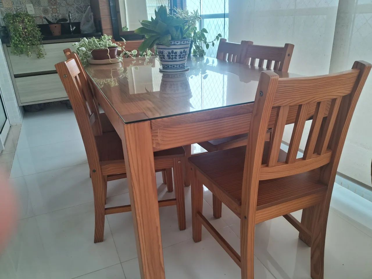 Vendo mesa com 6 cadeiras e aparador