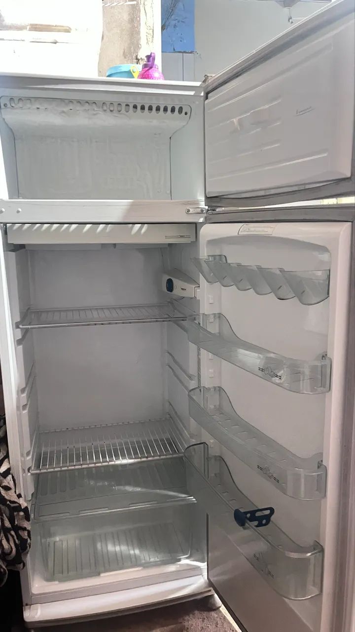 Doando geladeira e dois berço 