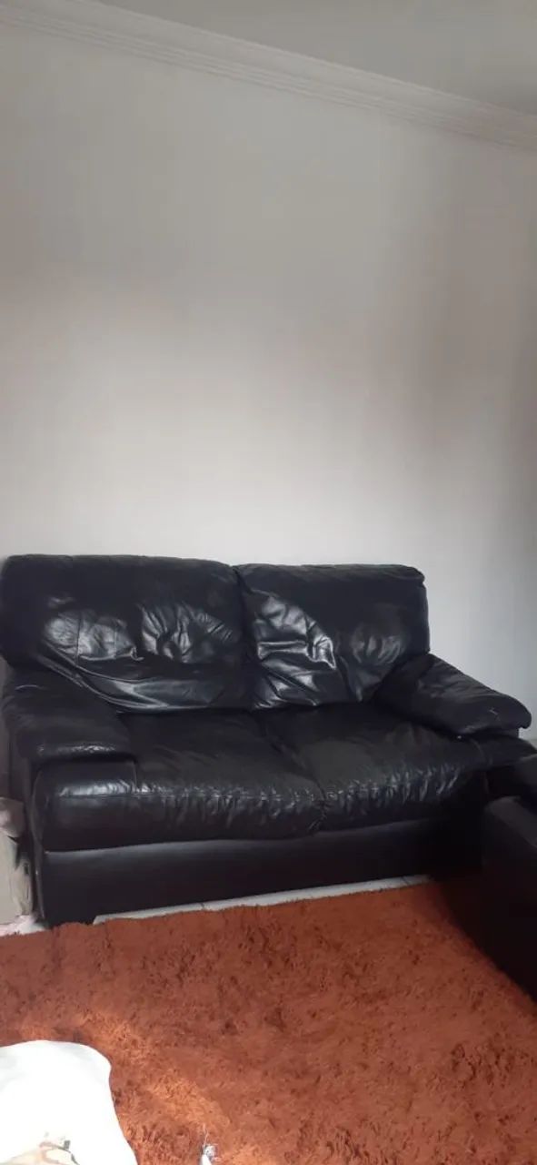 Sofa de couro Sylvia design com avarias