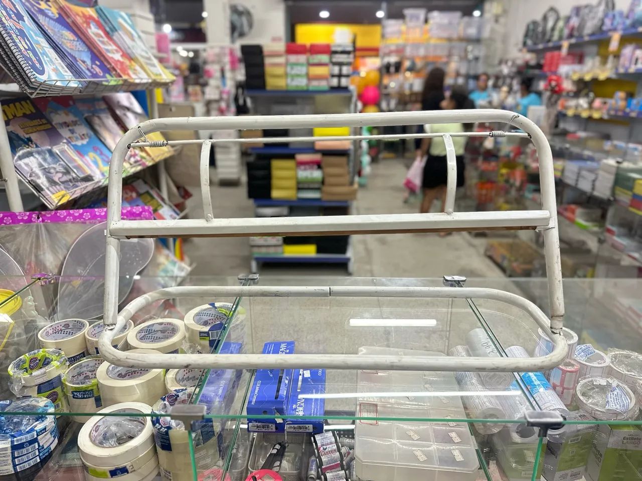 Suporte para bobina de papel com corte prático 