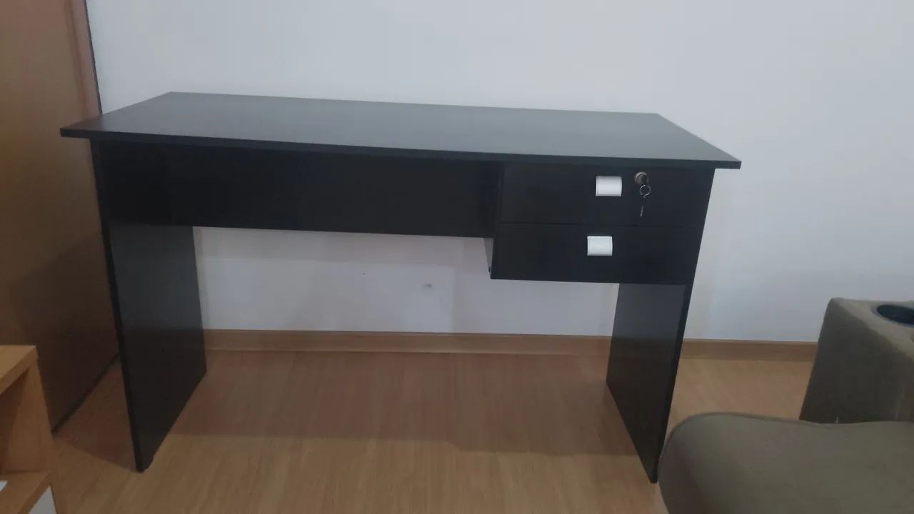 Escrivaninha preta 125cm x 54cm