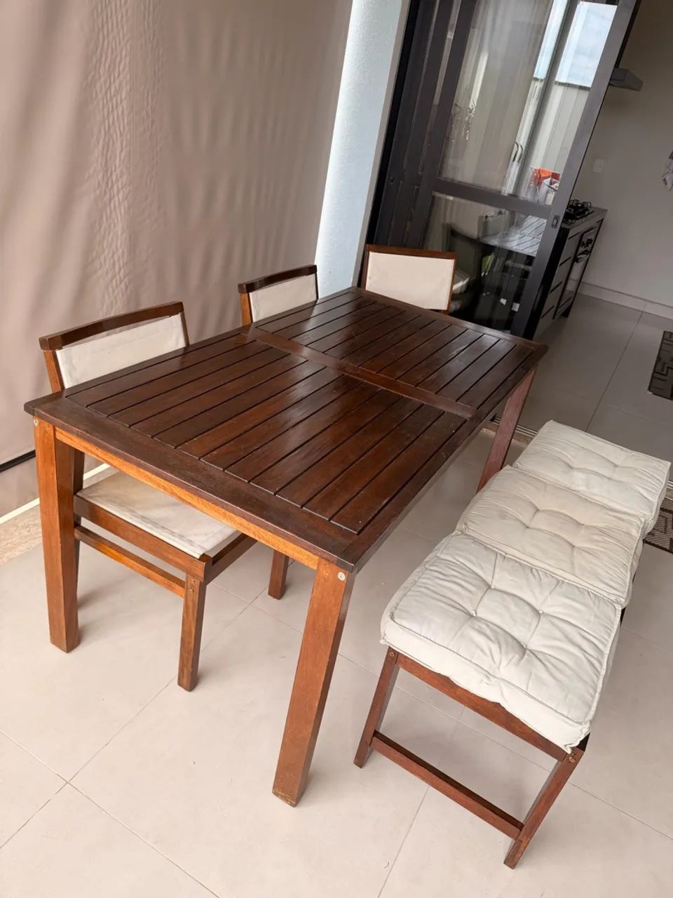 Conjunto de mesa, cadeiras e banco - Foto 2