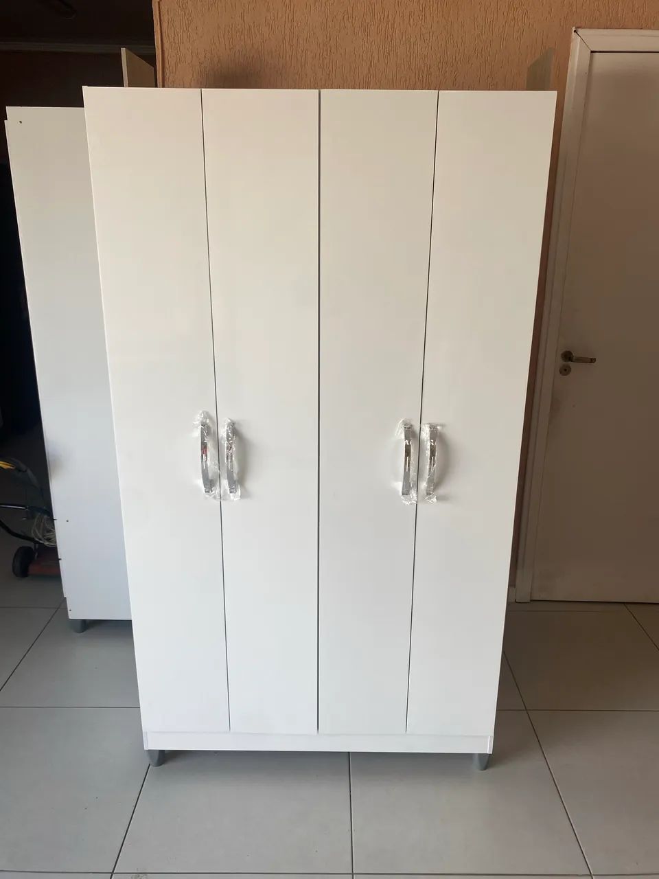 Armário multiuso com prateleiras - entrego 