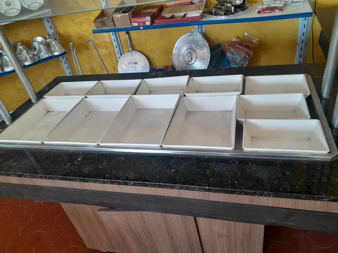 Carrinho Refrigerado c/ 11 cubas semi novo - Foto 2