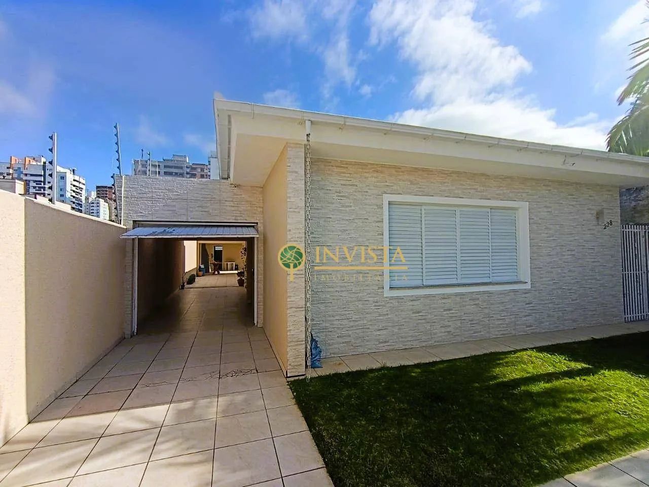 Casa com 4 quartos para alugar em Florianópolis.