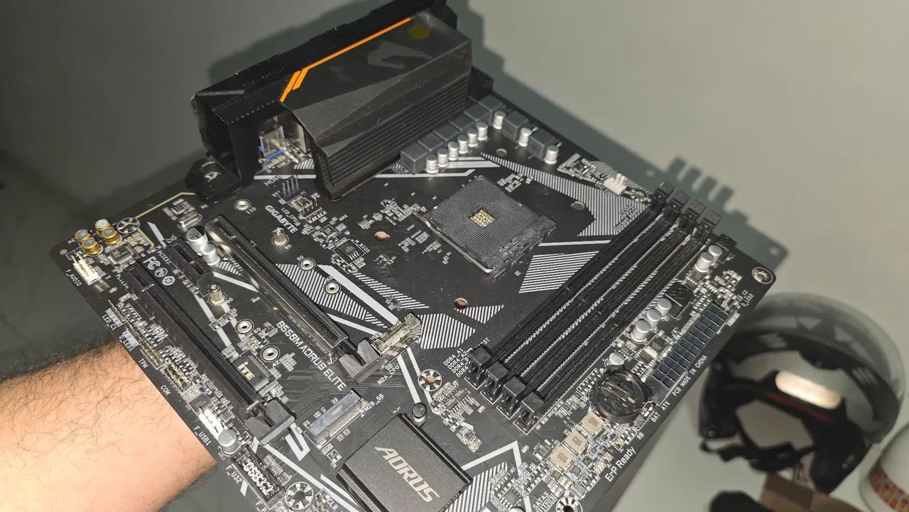 Placa-mãe B550M Aorus Elite - Nova - Foto 4